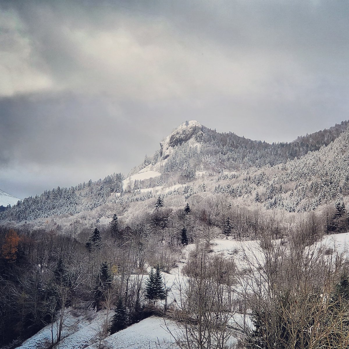 Chambon_louis's tweet photo. L'hiver s'installe au #Falgoux ! Avec le retour de la neige 🌨 ! https://t.co/0ukGmjd4RA