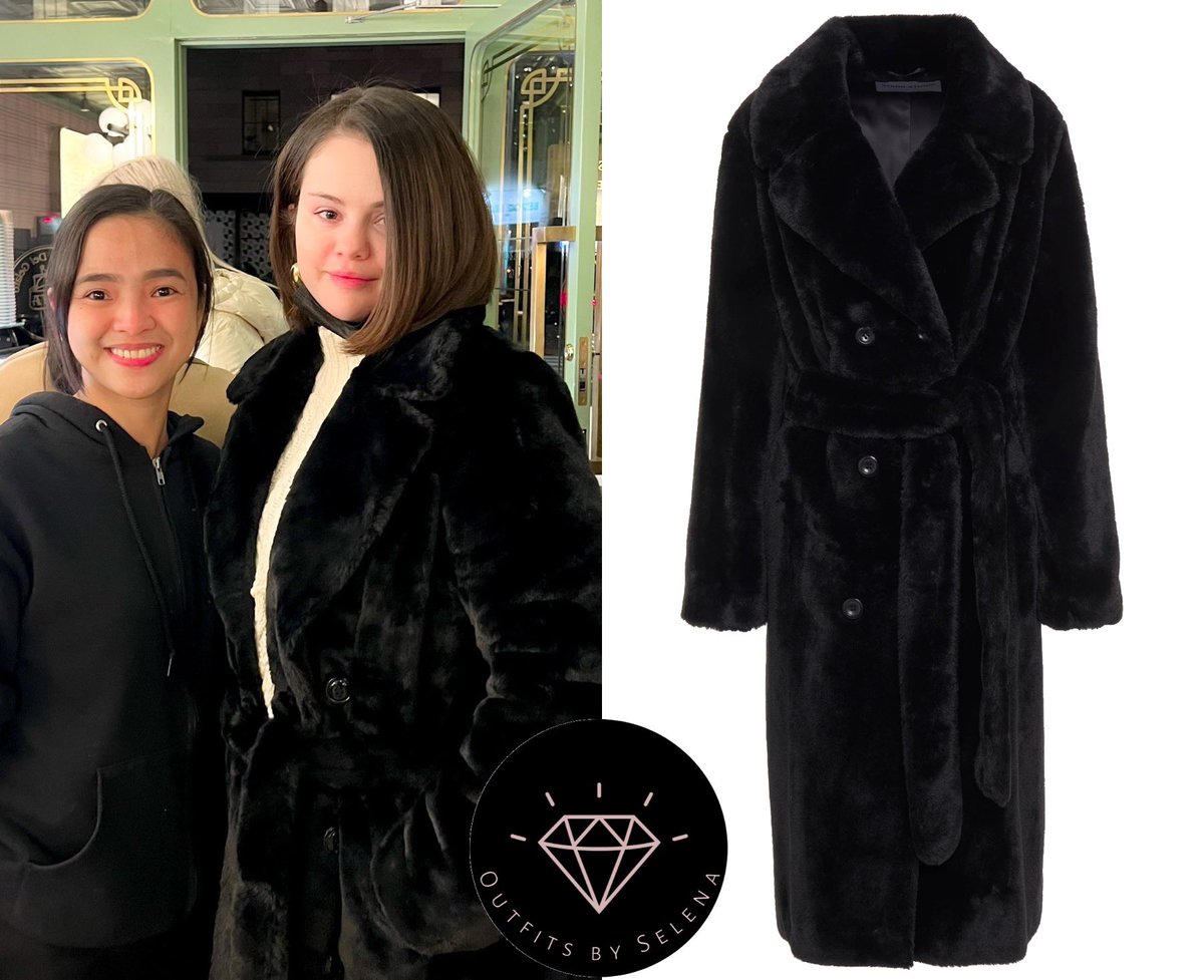 outfitsbyselena's tweet photo. November 22, 2021 - New picture of .@SelenaGomez with fan in Anita La Mamma del Gelato in New York City, NY
#SelenaGomez wearing a @ZARA Cable-Knit Sweater ($49.90) and #StandStudio Faustine Faux Fur Coat (Sold out) and #LOTTGioielli Golden Creole Charlie Earrings (€160).✨🔥✨ https://t.co/TfizrbdWRL