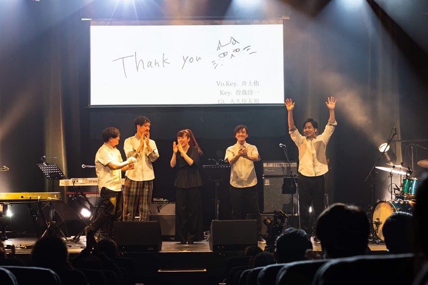 inoue_yu's tweet photo. あなたに出会えて
ほんとうに、よかった。
幸せだよ。
幸せすぎました。
お家までお気をつけて。
またゆっくりしたためます。
Photo by 三浦麻旅子
key. #曽我淳一
Gt. #大久保友裕
Ba. #千田大介
Dr. #越智祐介
#shibuyapleasurepleasure
#nextroad
#湘南音響
#ヤマレコ https://t.co/tZmY5zQCY4