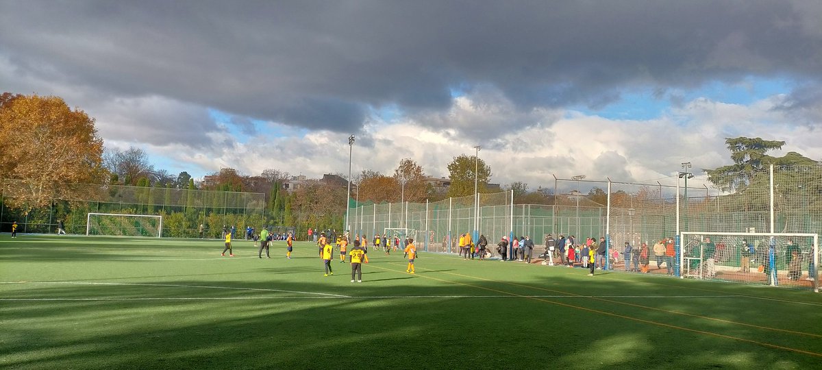 dragoneslvpies's tweet photo. Les contamos a nuestros partners lituanos de #Fis4Yes lo importante que es en Lavapiés el acceso a los espacios deportivos y cómo lxs niñxs y las familias crearon Embajadores 18 con la colaboración de @MADRID y otras entidades. #ErasmusPlus https://t.co/PWIOcO3Nwd