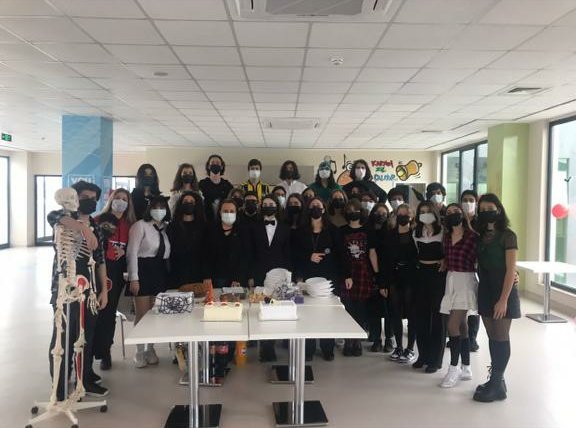 BK_Canakkale's tweet photo. Feels good to be back to school, so why don’t we celebrate it with a costume party then? It is lovely to socialize without distance. We love our school.🎊🤗🥰🎉
#bahçeşehirkoleji https://t.co/igOdx41R3F