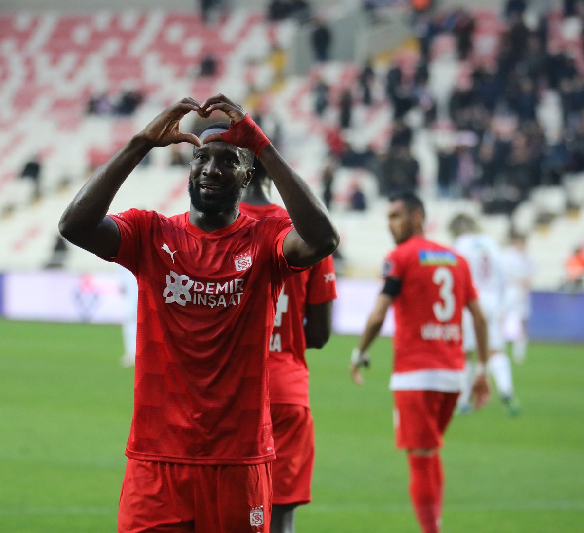 Minik Yiğidolar gollerle geri döndü😉

Demir Grup Sivasspor'umuz ile Atakaş Hatayspor arasında, Sivas 4 Eylül Stadyumu’nda oynanan Süper Lig 14. hafta maçında köylerimizden gelen Minik Yiğidolar’ın coşkulu tezahüratlarına #Sivasspor gollerle cevap veriyor.👏👏

#GösterGücünü⚽️