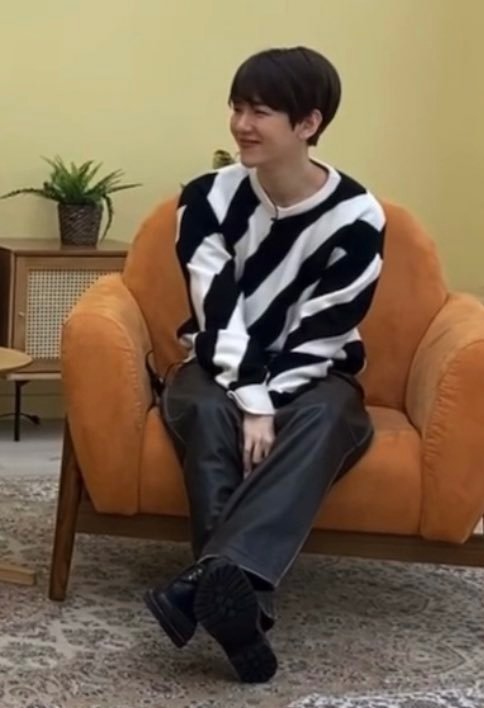 tinnybbh_'s tweet photo. #백현 pocket sized🤏🏻 https://t.co/0BgYjknrUD