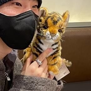 hoshbday's tweet photo. 인형 만지는 저 조그만 손 좀 바,, https://t.co/QpsrXV11Vv