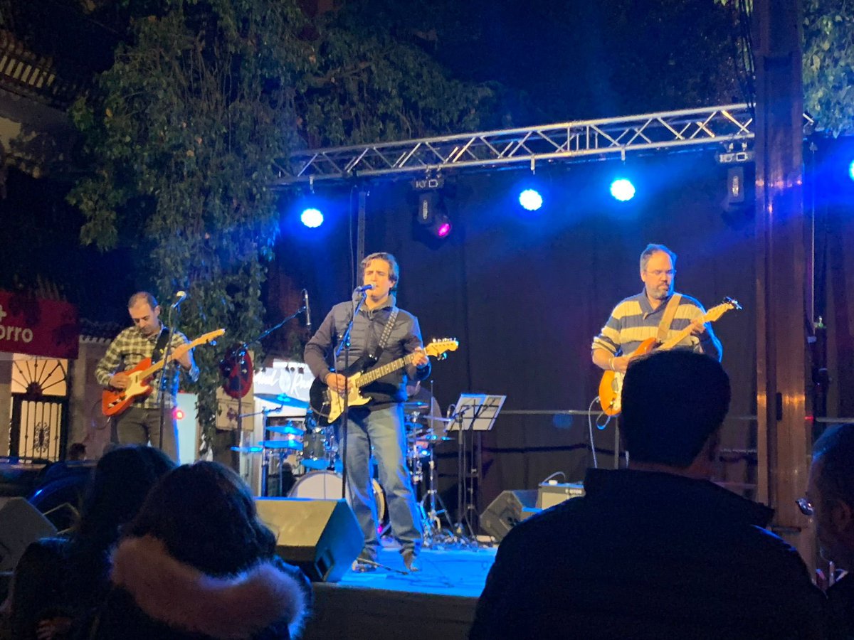 luisva27's tweet photo. Gran concierto que dimos el viernes 26/11/2021 en el III Santa Rosa Day. Somos @dameduton https://t.co/YsKTR1mEdI