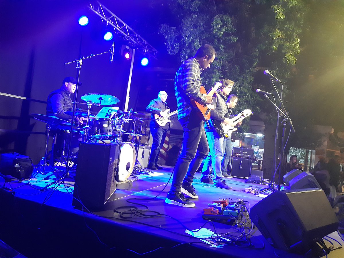 luisva27's tweet photo. Gran concierto que dimos el viernes 26/11/2021 en el III Santa Rosa Day. Somos @dameduton https://t.co/YsKTR1mEdI