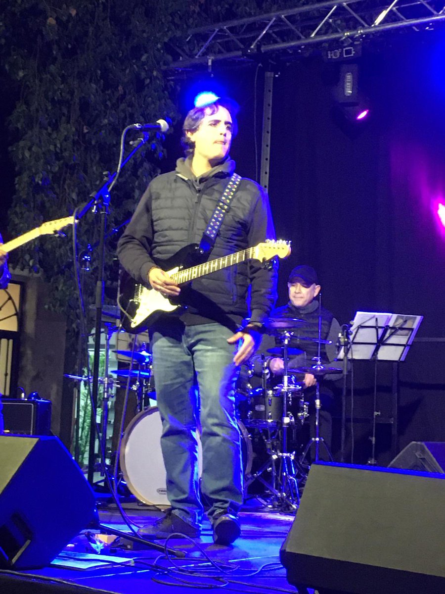 luisva27's tweet photo. Gran concierto que dimos el viernes 26/11/2021 en el III Santa Rosa Day. Somos @dameduton https://t.co/YsKTR1mEdI