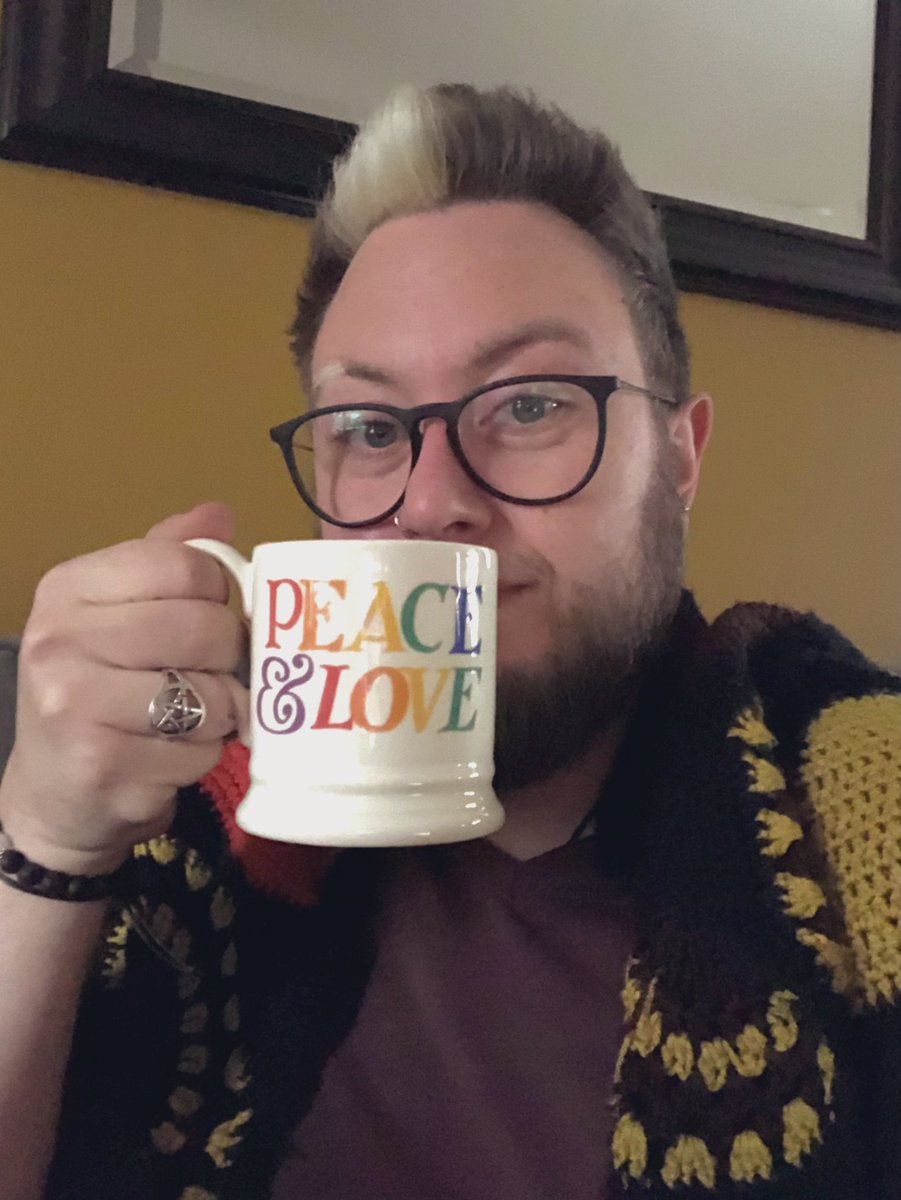 dandoesthis's tweet photo. Wrapped up on the sofa drinking coffee from my new @EmmaBridgewater mug, feeling smug af while it snows this afternoon, after already having picked up bits in town and done the weekend chores #winningtheweekend #snowday https://t.co/anhPNXxGUl