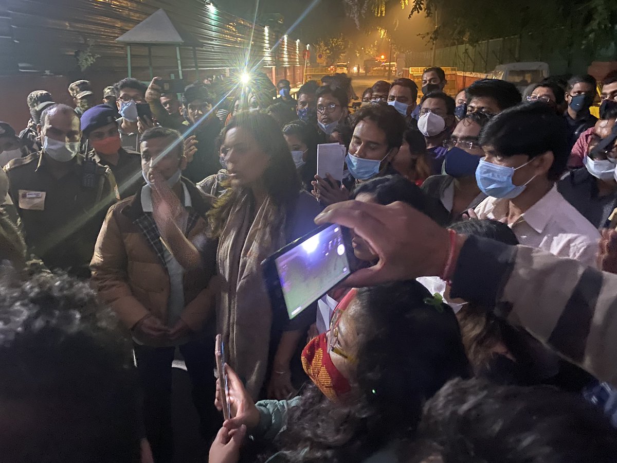 yogitabhayana's tweet photo. छात्रों की एकता और न्यायिक चेष्टा को देखते हुए,गृहमंत्री अमित शाह जी की ओर से हमें 1 दिसबर बुधवार को सुबह 10 बजे मिलकर द्विपक्षीय वार्ता का आश्वासन दिया गया है !!

मुझे आशा है कि गृहमंत्री हमारी मांगों को सुनेंगे और छात्रों के साथ न्याय करेंगे !!

#UPSCExtraAttempt https://t.co/KNmYpBb6Kw