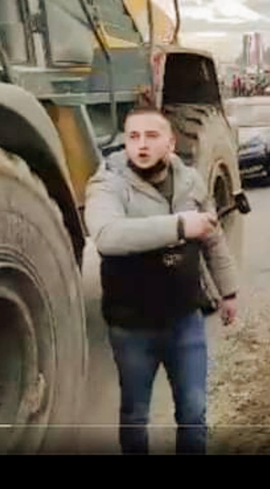 Lik sa čekićem u Šapcu
Čedomir Čeda Simić
Selo Bogosavac pored Šapca. Pre mesec dana skinuta nanogica.
Hapšen zbog prodaje droge i nasilničkog ponašanja!
Nije uhapšen naravno.Zato je majku dvoje dece uhapsila policija.
TRAGOVI VAM SMRDE BAGRO,NEČOVEŠTVOM!!!!