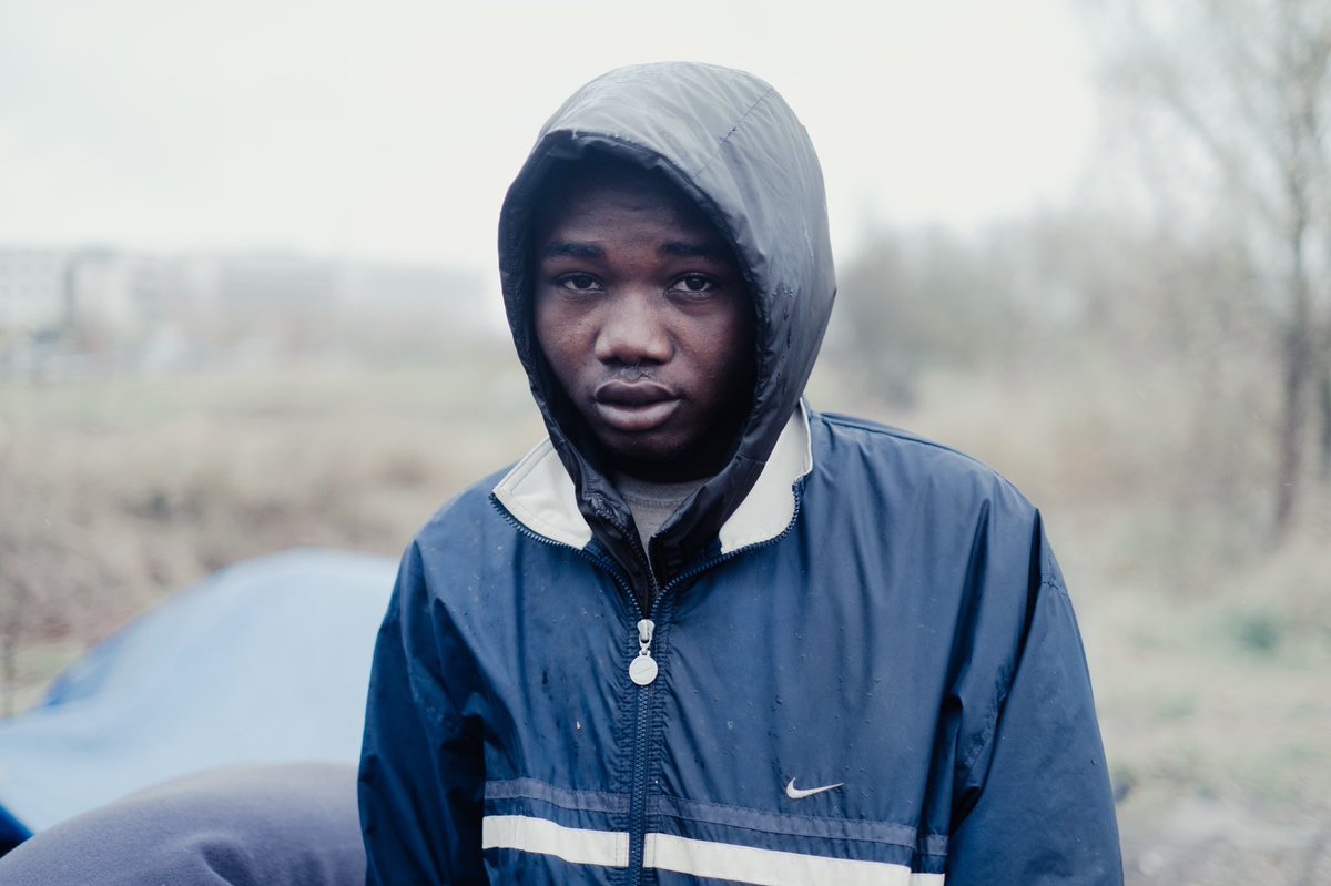 Nicolas_Lee_'s tweet image. Vendredi j’ai rencontré Moudassir (17 ans) à Calais. À 100 mètre de l’hôpital où sont pris en charge les survivants du naufrage arrivé 3 jours plus tot. Il n’a pas de tente et veille assis toute la nuit devant un feu qui crépite sous la pluie…