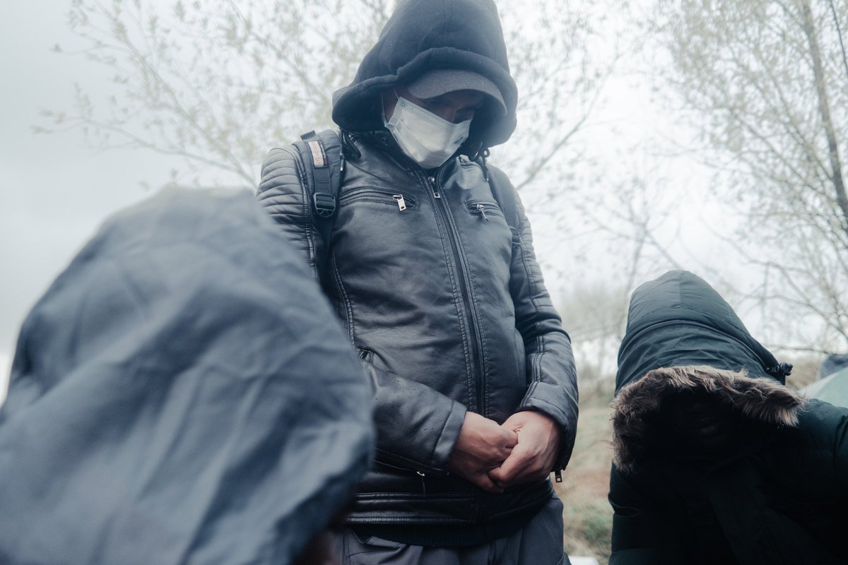 Nicolas_Lee_'s tweet image. Vendredi j’ai rencontré Moudassir (17 ans) à Calais. À 100 mètre de l’hôpital où sont pris en charge les survivants du naufrage arrivé 3 jours plus tot. Il n’a pas de tente et veille assis toute la nuit devant un feu qui crépite sous la pluie…