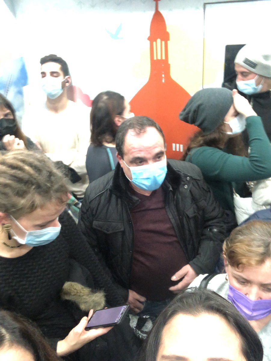 IthaCoach's tweet photo. Coincée depuis 50 minutes avec 24 personnes à Abbesses et la @RATPgroup @ClientsRATP ne fait pas grand chose !!! Deux personnes avec crises d’angoisse. Honteux !! @Ligne12_RATP https://t.co/SRxXCQm0n1