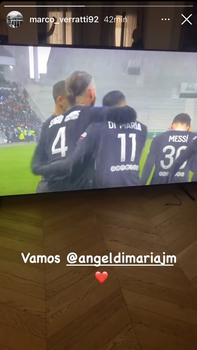 VibesFoot's tweet photo. Marco Verratti et sa TV posée au sol 😭 https://t.co/5vi0oD95nn