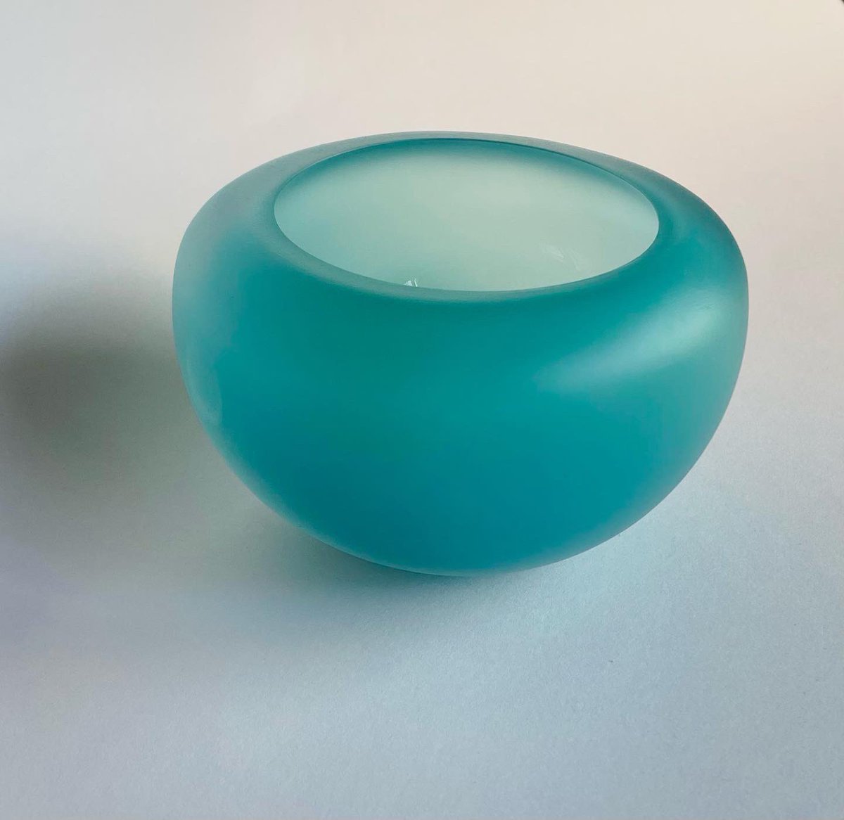 glassarqat's tweet photo. 📣🤶 GIVEAWAY DE NOËL 🤶📣

Tente ta chance de remporter ce jolie bol « Mune » en verre soufflé et façonné à la main! 

Pour participer ➡️ RT + FOLLOW  

Tirage le 10 Décembre, bonne chance à tous! 🪅 https://t.co/R91NYy7CvY