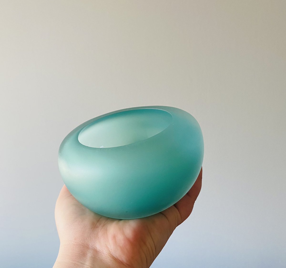 glassarqat's tweet photo. 📣🤶 GIVEAWAY DE NOËL 🤶📣

Tente ta chance de remporter ce jolie bol « Mune » en verre soufflé et façonné à la main! 

Pour participer ➡️ RT + FOLLOW  

Tirage le 10 Décembre, bonne chance à tous! 🪅 https://t.co/R91NYy7CvY