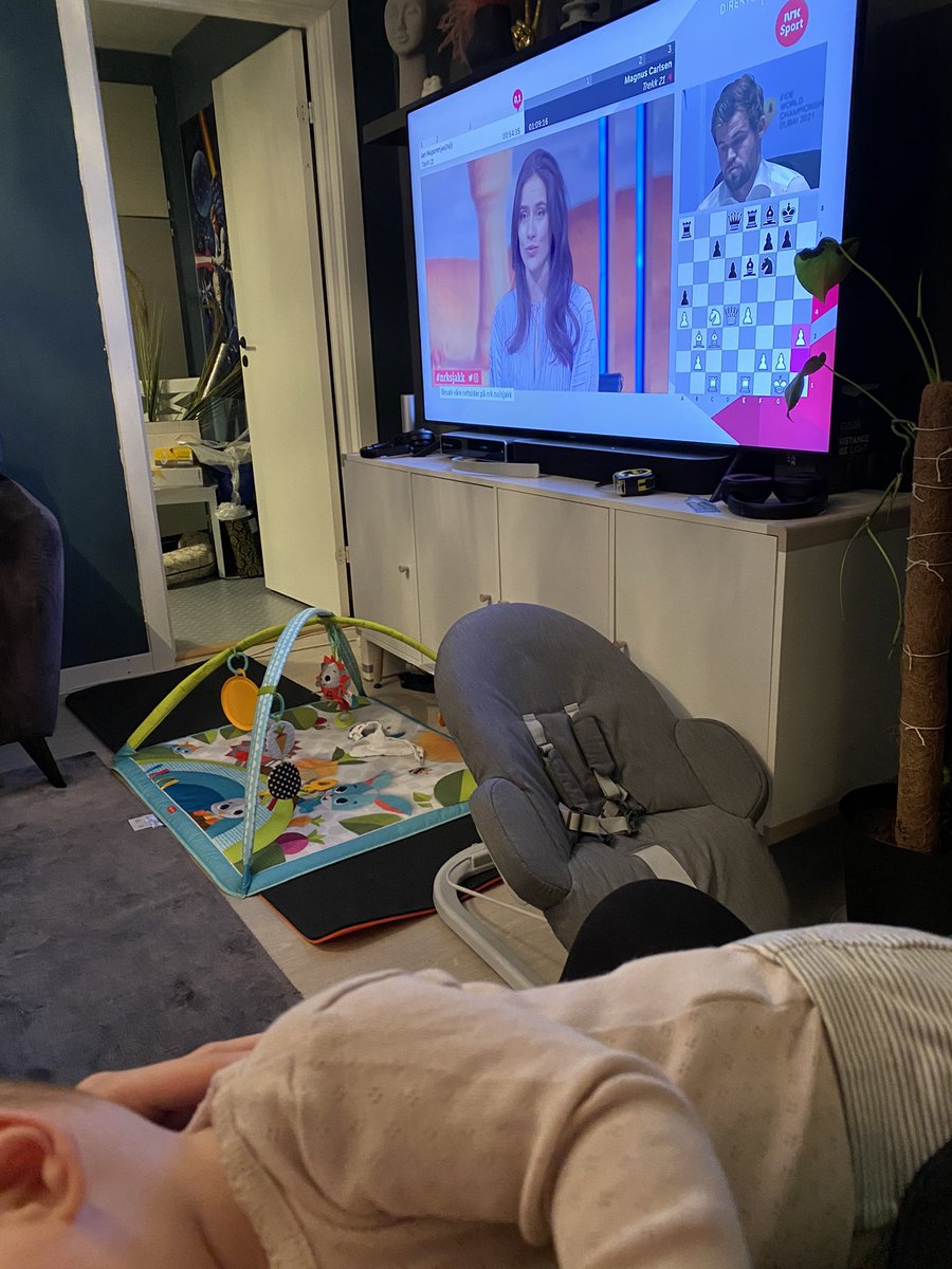 KarinaLangas's tweet photo. Basert på min datters(4mnd) adferdsmønster, vil jeg si at Magnus ser ut som at han er klar for pupp og en lur! #nrksjakk #amming https://t.co/kCHAXECnPx