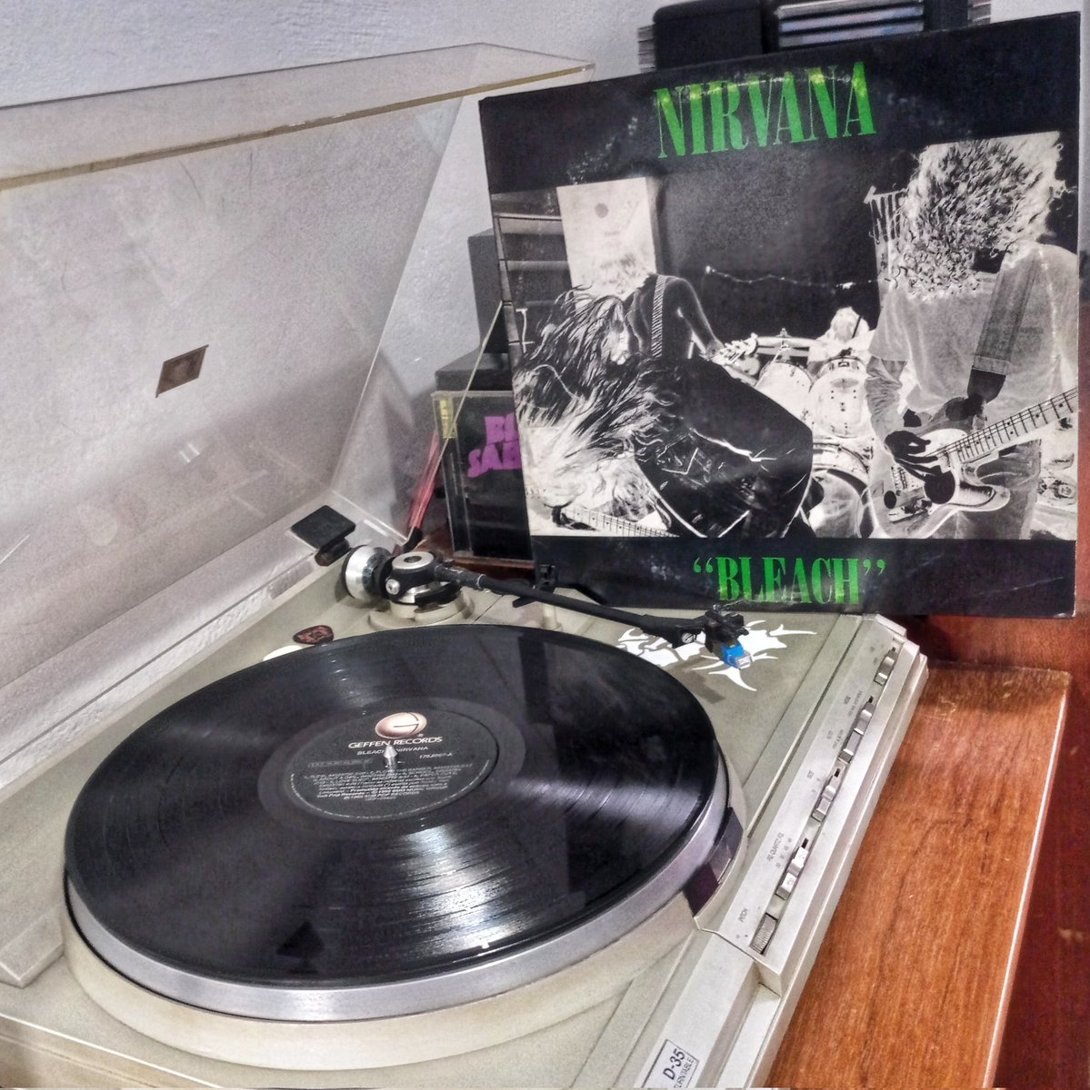 RogerioRocker's tweet photo. Nirvana - Bleach #vinil #geffenrecords #subpop #mca #bmgariola #bertelsmann #id1708067 #vinyl #vinylpost #vinylcollection #vinylcollector #discoécultura #lps #longplays #discocollection #turnetable #tocadiscos #gradiente #d35 #gc11 #museudovinil https://t.co/IUvGePbrej