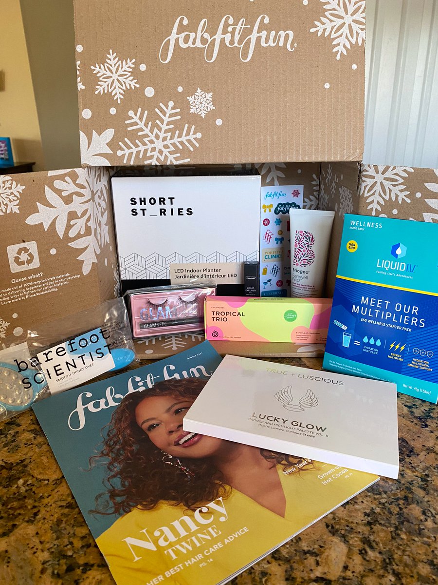 TeacherMrsA's tweet photo. Love getting my winter box, can’t wait to play. #fabfitfun #fffgiveaway #corazoncabo @FabFitFun @CorazonCabo https://t.co/K9ZnUxgwvU