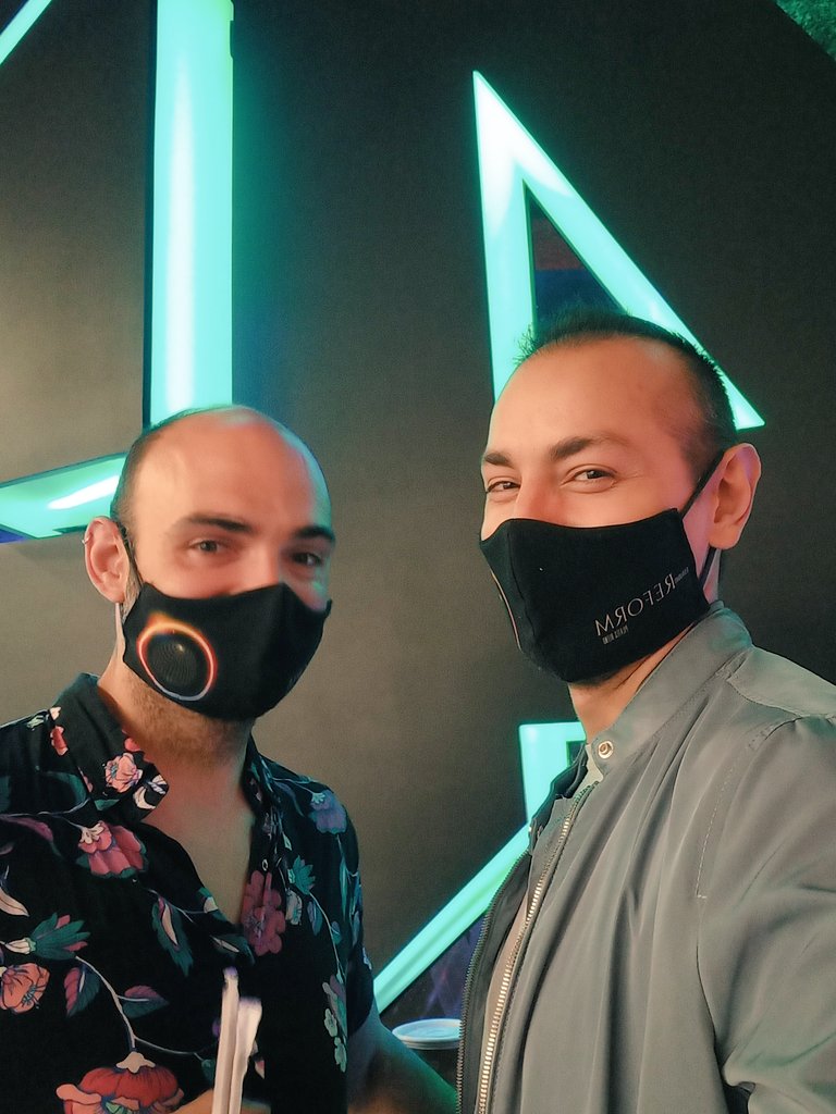 sa4891's tweet photo. Ayer volvimos al cine despues de tanto tiempo pero alguien estaba muy feliz (sarcasmo) de documentar este momento 🙃
#IAmFair https://t.co/2t5gk5tpej