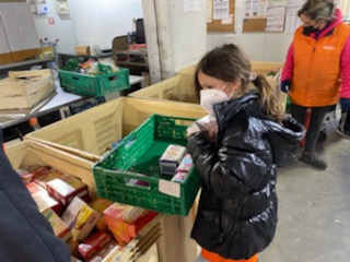 BanqueGard's tweet photo. Vous avez vu nos #GiletsOrange dans les magasins ? Oui !
Mais vous n'avez certainement pas vu tous les bénévoles qui ont travaillé sans relâche dans l'ombre - de notre entrepôt - pour #peser, #trier, #stocker 🤩👏
📸Retour en images sur leur formidable travail : https://t.co/Uw86QhmhpV