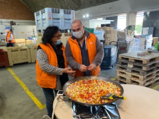 BanqueGard's tweet photo. Vous avez vu nos #GiletsOrange dans les magasins ? Oui !
Mais vous n'avez certainement pas vu tous les bénévoles qui ont travaillé sans relâche dans l'ombre - de notre entrepôt - pour #peser, #trier, #stocker 🤩👏
📸Retour en images sur leur formidable travail : https://t.co/Uw86QhmhpV