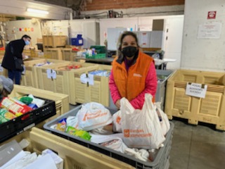 BanqueGard's tweet photo. Vous avez vu nos #GiletsOrange dans les magasins ? Oui !
Mais vous n'avez certainement pas vu tous les bénévoles qui ont travaillé sans relâche dans l'ombre - de notre entrepôt - pour #peser, #trier, #stocker 🤩👏
📸Retour en images sur leur formidable travail : https://t.co/Uw86QhmhpV