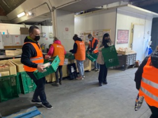 BanqueGard's tweet photo. Vous avez vu nos #GiletsOrange dans les magasins ? Oui !
Mais vous n'avez certainement pas vu tous les bénévoles qui ont travaillé sans relâche dans l'ombre - de notre entrepôt - pour #peser, #trier, #stocker 🤩👏
📸Retour en images sur leur formidable travail : https://t.co/Uw86QhmhpV