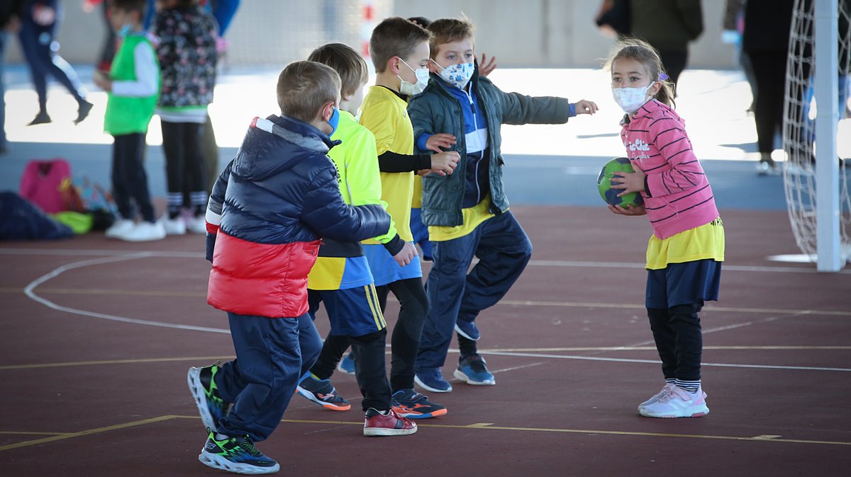 Lanzadigital's tweet photo. #MiniBalonmano Gran jornada de Minibalonmano en el comienzo del Circuito Regional Pitufos https://t.co/CH8PhDufuI @fbmclm
📸Galería de fotografías de J. Jurado / @Lanzadigital https://t.co/Nvh410Q6wG