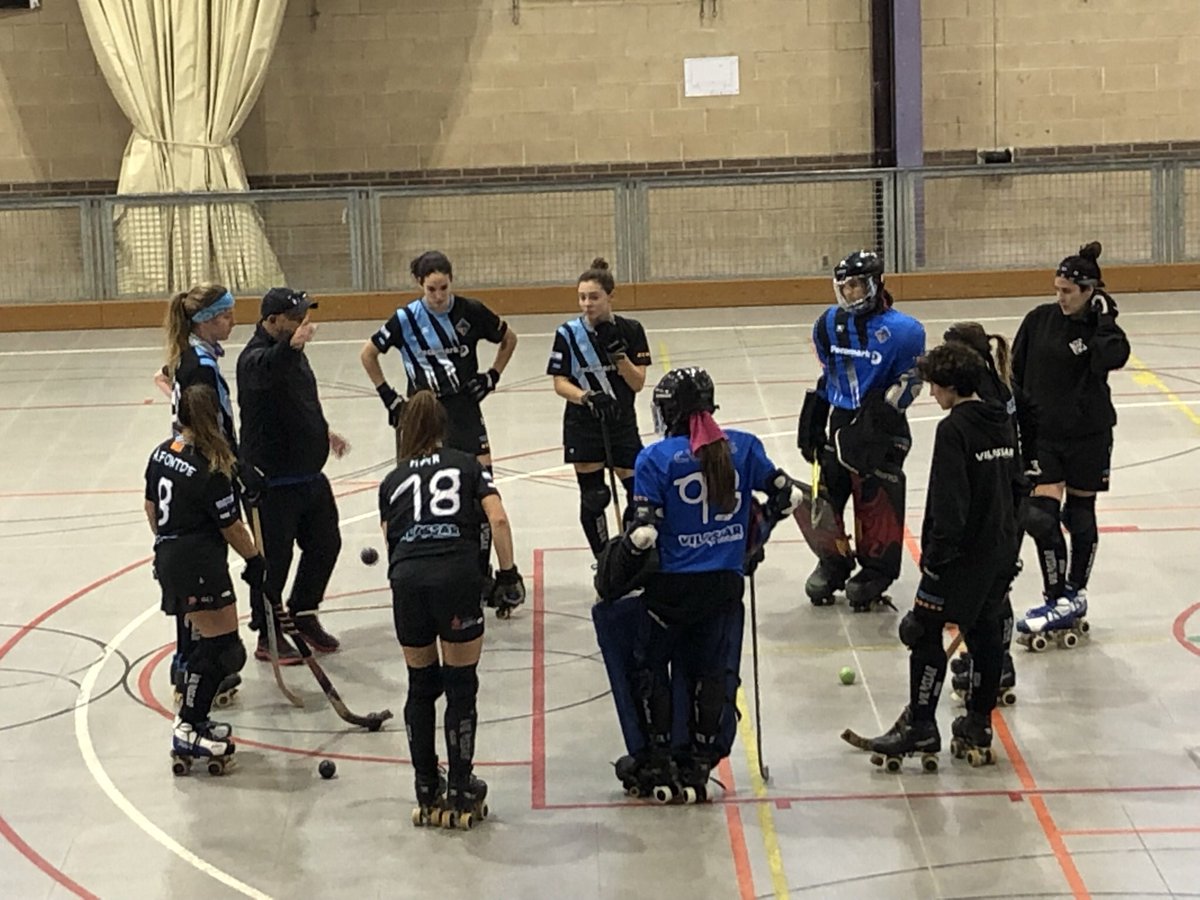 Vilassarhoquei's tweet photo. Tarda de diumenge de hoquei… avui juguen els dos seniors. A les 18:00 el 1ACat Masculí a @clubpativic i a les 20:00 el NCatFEMa @hoquei_vilasana . Som-hi equips!!! https://t.co/eZJPaiDwHO