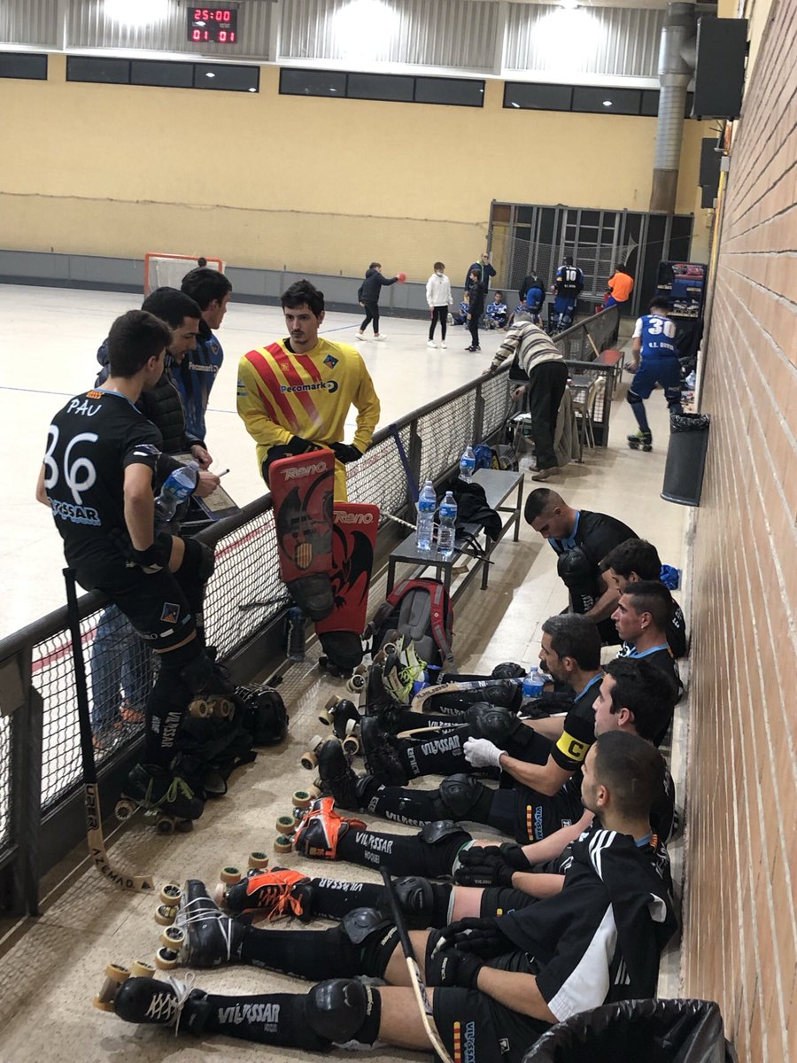Vilassarhoquei's tweet photo. Tarda de diumenge de hoquei… avui juguen els dos seniors. A les 18:00 el 1ACat Masculí a @clubpativic i a les 20:00 el NCatFEMa @hoquei_vilasana . Som-hi equips!!! https://t.co/eZJPaiDwHO