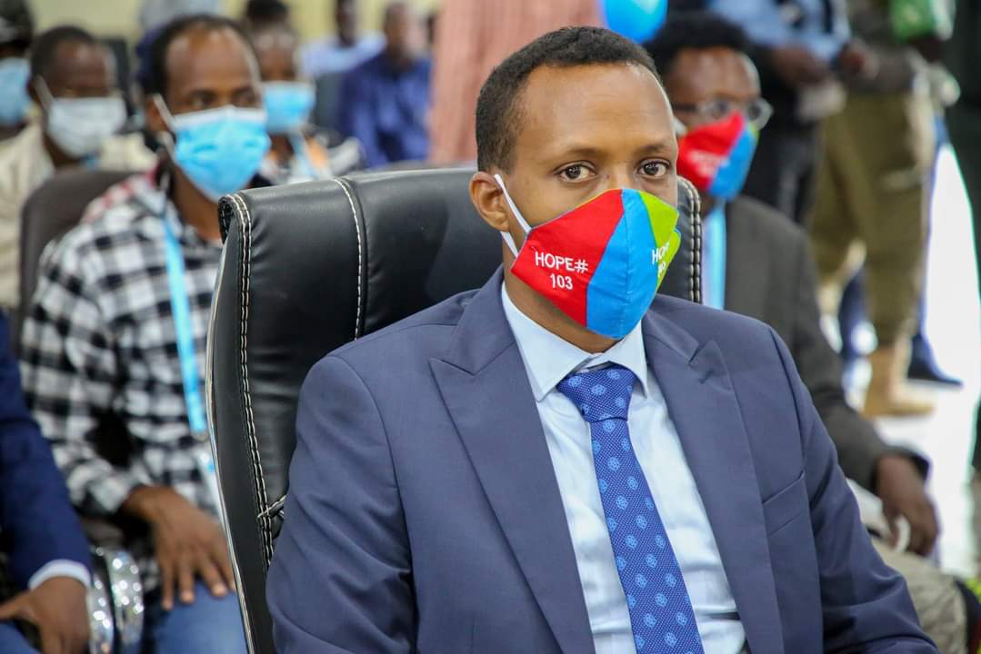 MukhtarMGuled's tweet photo. Waxaan halkan ugu hambalyeynayaa saaxiibkeyga aan shaqo wadaaga nahay Mohamed Ali Hassan oo ku guuleystay in loo doorto kursiga tirsigiisu yahay #HOP103. 

#DoorashadaGolahaShacabka
#Seat1 
#HOP103 https://t.co/CeDZgIfw88