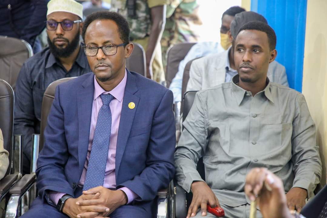 MukhtarMGuled's tweet photo. Waxaan halkan ugu hambalyeynayaa saaxiibkeyga aan shaqo wadaaga nahay Mohamed Ali Hassan oo ku guuleystay in loo doorto kursiga tirsigiisu yahay #HOP103. 

#DoorashadaGolahaShacabka
#Seat1 
#HOP103 https://t.co/CeDZgIfw88