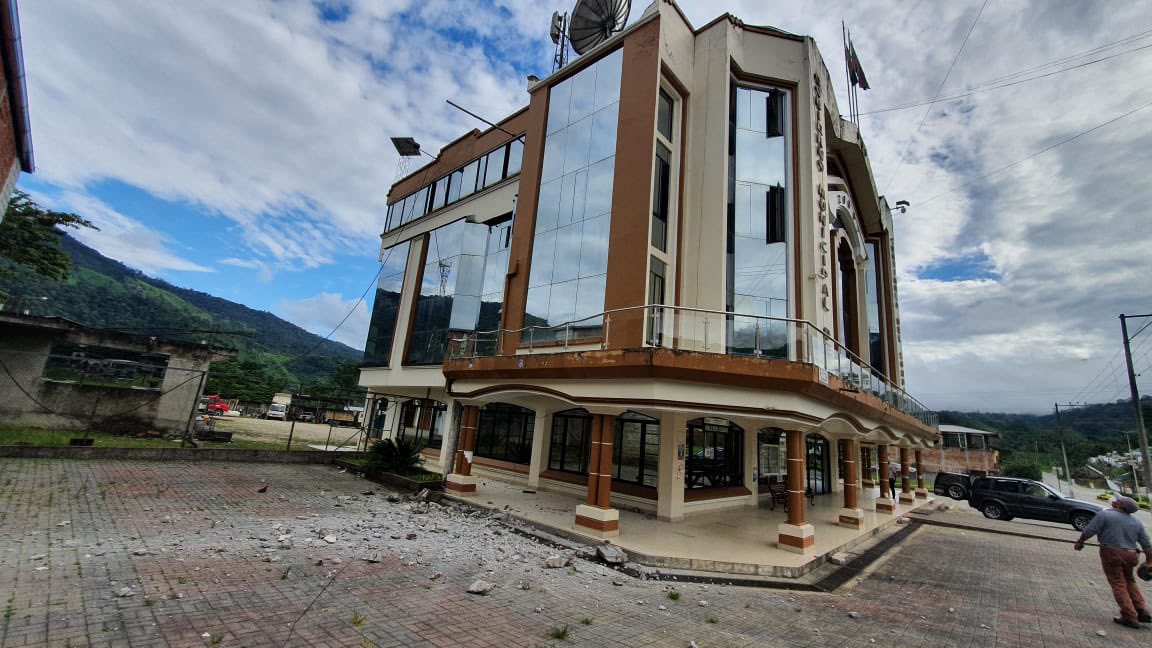 sandnoticias's tweet photo. Edificio del Municipio de #CentinelaDelCóndor, cantón de #ZamoraChinchipe, fue afectado por el #sismo de #Perú, se registra desplome de su fachada y daños internos. 

@CondorGad @Riesgos_Ec @oromartv #sismoperu #temblorperu #Ecuador https://t.co/TaEEXJlkeY