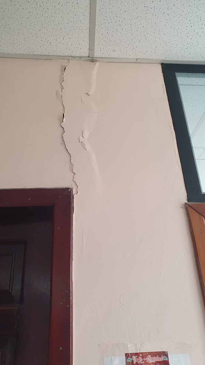 sandnoticias's tweet photo. Edificio del Municipio de #CentinelaDelCóndor, cantón de #ZamoraChinchipe, fue afectado por el #sismo de #Perú, se registra desplome de su fachada y daños internos. 

@CondorGad @Riesgos_Ec @oromartv #sismoperu #temblorperu #Ecuador https://t.co/TaEEXJlkeY