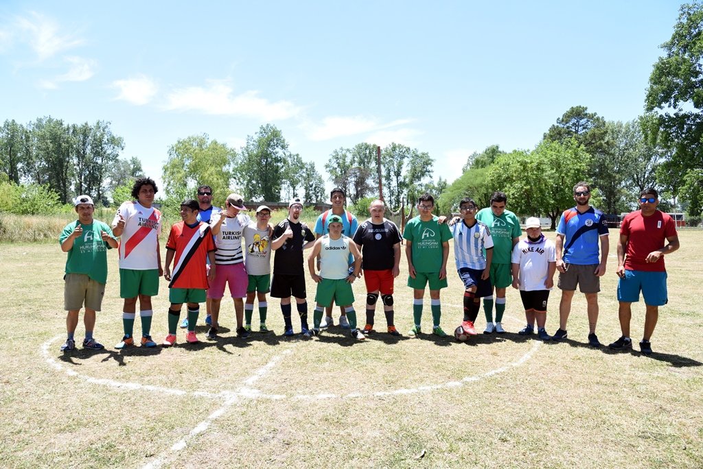 DeportesPBA's tweet photo. #DeporteSocial | 🤼 En #JoséCPaz, el equipo de @DeportesGBA con el Director de Deporte Social @MarcosCianni y la Directora de Deporte Social y Clubes de Barrio Mariana Degregorio, estuvo presente en las jornadas deportivas, culturales y recreativas "Jugando por la Provincia" 🏐 https://t.co/5e2r73xcpW