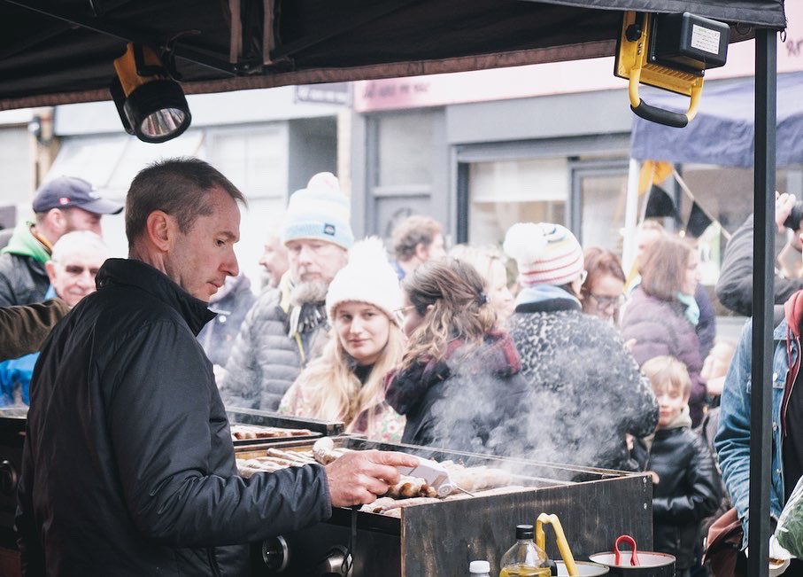 MyddletonMarket's tweet photo. It's the Big One again! 🎉🥳🎄🙌🙌: Christmas Market with 60 sellers; Trees for sale. Plus brass band &amp; choir. Lantern parade and lights-on lead by Neil Morrissey, songs with @MelanieMasson1 with words from @CatherineWest1 5th  Dec 12noon-5pm  N22 8NE #xmasmarkets #haringey https://t.co/cCKpydakgI