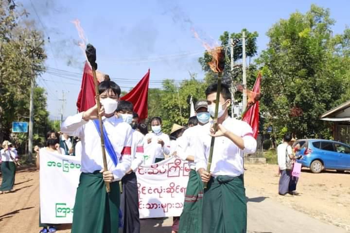 Joint coalition of students from #PhayarThoneSu Tsp, #KarenState, led an anti-military movement  to mark 101st anniversary of NATIONAL VICTORY DAY. #POSCO_StopSponsoringSAC  #Nov28Coup #WhatsHappeningInMyanmar