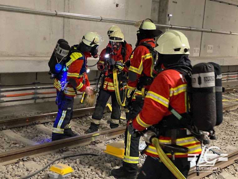 FeuerwehrLE's tweet photo. Ende 2021 soll die Stadtbahnline U6 Messe/Flughafen in Betrieb genommen werden. Um uns auf Einsätze in diesem Bereich vorzubereiten, hatten wir am Samstag die Möglichkeit dort zu üben. Der Übungsschwerpunkt lag im Tunnel vor dem Endbahnhof. 
#WirFürLE #FreiwilligStarkFürLE ^cz https://t.co/Rs3orzNyLl