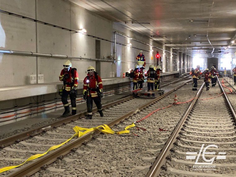 FeuerwehrLE's tweet photo. Ende 2021 soll die Stadtbahnline U6 Messe/Flughafen in Betrieb genommen werden. Um uns auf Einsätze in diesem Bereich vorzubereiten, hatten wir am Samstag die Möglichkeit dort zu üben. Der Übungsschwerpunkt lag im Tunnel vor dem Endbahnhof. 
#WirFürLE #FreiwilligStarkFürLE ^cz https://t.co/Rs3orzNyLl