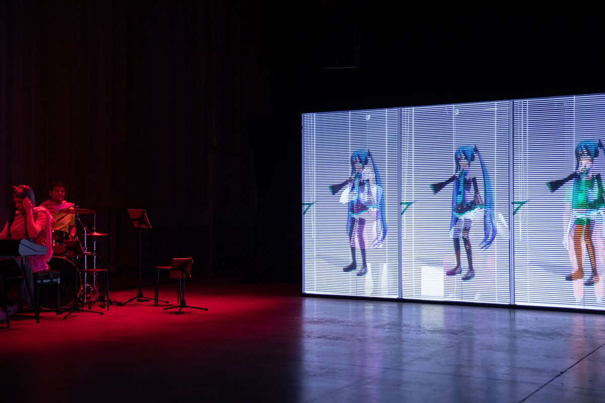 NextLevel_Fest's tweet photo. ➕»Hide to Show« Nadar Ensemble & Michael Beil✖️
Heute ein letztes Mal um 18:00h in Halle 5.
Musik und Visuals auf einem Hightech-Trip.
#nlf21 #NextLevelFestival
📸 Robin Junicke https://t.co/Sjjycfyxde