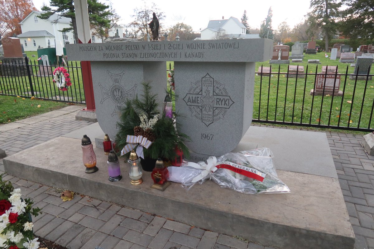 Polska's tweet photo. Złożenie kwiatów i zapalenie znicza przez konsul Izabelę Fabjańską-Potapczuk #PLinToronto oraz wicedyr. Aleksandrę Kucy #MSZ_PL na jedynym w Ameryce Pn. cmentarzu polskich żołnierzy 1917-1919 w Niagara-on-the-Lake.
Tu odbywali szkolenie wojsk. w obozie im. Tadeusza Kościuszki. https://t.co/2W4a5KQ5bD