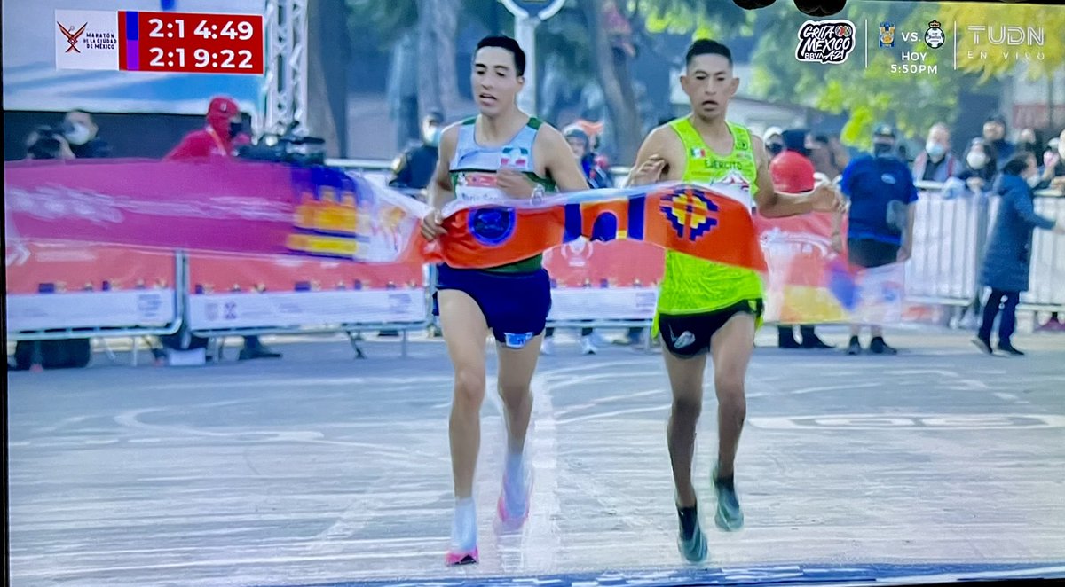 jorgevictoria's tweet photo. Gran final en el Maratón de la Ciudad de México!! 🇲🇽 @MaratonCDMX 

 #MaratónCDMXTelcel #maratoncdmx #MaratonCDMX2021 #Runners #Mexico #marathon https://t.co/tapGWClUXp