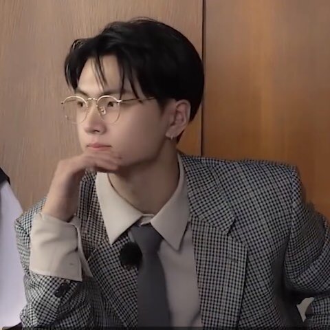 jongseongsfilm's tweet photo. park jongseong in specs + suit and tie + sharp jawline = perfection https://t.co/H2ahfWTKHl
