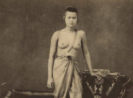 พอแอคประวัติศาสตร์แนวเอียงบอกว่า —คนสมัยก่อนในอดีตก้อเปิดนม โชว์หน้าอกกันเป็นเรื่องปกติ พอไปหาดู เออจรีงมึงงงง เค้าโนบรามาตั้งแต่รุ่นพ่อแม่มึงแล้ว เอาไรมาไม่เหมาะสม ทีนี้เสือกไม่อยากอนุรักษ์รากเง้า ธรรมเนียมปฏิบัติที่คนรุ่นปู่รุ่นย่าเคยทำ