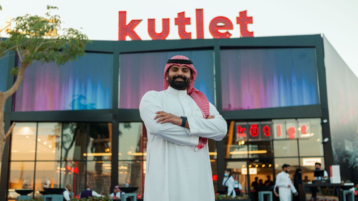 رحبوا معنا بشهاب عبدالله الشلوان، الشريك المؤسس لأحدث صيحة في عالم البرغر Kutlet الذي لاقى إقبالاً جماهيرياً كبيراً في موسم الرياض هذا العام. ابحثوا عن #Kutlet في قلب البوليفارد للاستمتاع بأشهى وجبات البرغر وأوقات لا تنسى. #موسم_الرياض #عملاء_جيديا