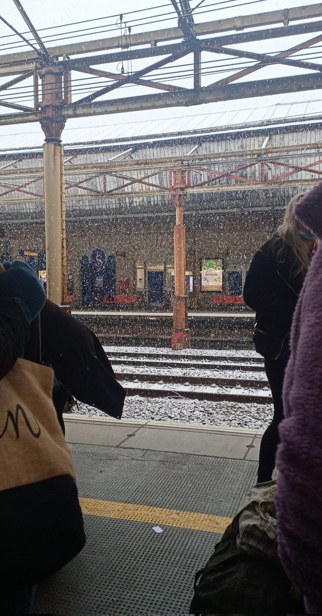 MollyMcCabeSLT's tweet photo. Left my house at 9:15 this morning, expecting to get back to my house in Manchester around 12:30 - now it's 3pm and I've not long left Crewe! Absolutely knackered (and freezing) https://t.co/2nF0ioehVn