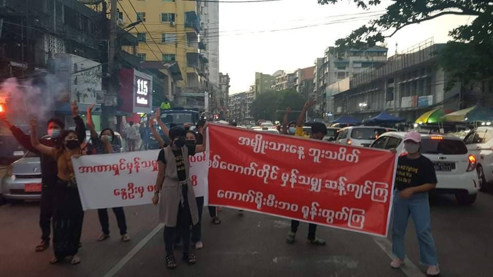 Youth activists from #Kamaryut of Yangon emerged the evening strike on streets to voice out against SAC regime . #POSCO_StopSponsoringSAC #Nov28Coup    #WhatsHappeningInMyanmar