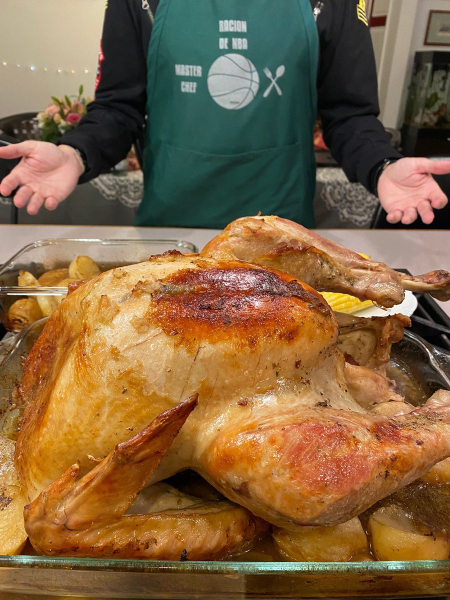 Racion_de_NBA_J's tweet photo. No he podido encontrar el pavo de @paugasol en redes así que he tenido que traer un nuevo pavo a #pavocontrapavo este año
Por cual votáis? 
#RaciondeNBA #pavoneando https://t.co/V3yp6kfaO8