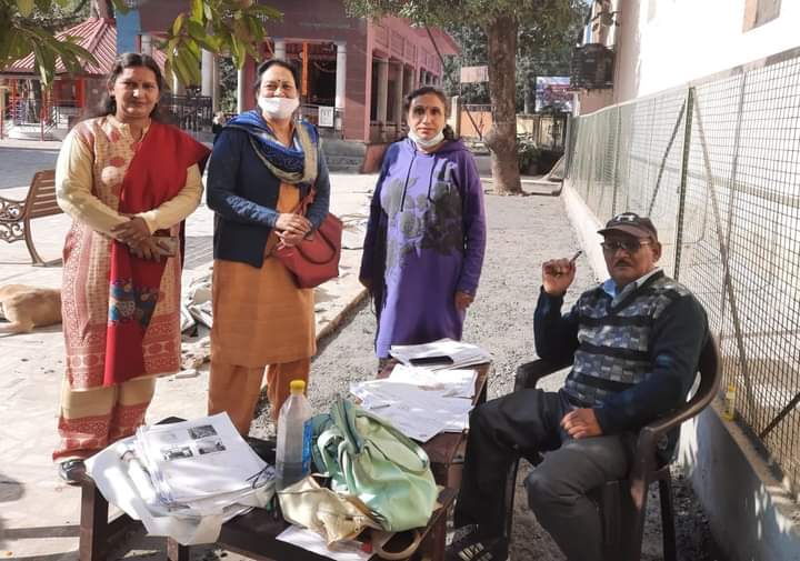 UttarakhandCEO's tweet photo. State SVEEP Coordinator,Uttarakhand inspecting Special Summary Revision camps on 28th November 2021
@ECISVEEP @DIPR_UK #SSR2022 #Election #Voter #YourVoteMatters #myvotematters #voterregistration #NoVoterToBeLeftBehind #ClickSeEPIC #VoteDegaUttarakhand #Dehradun #Uttarakhand https://t.co/mGu75BzYWg